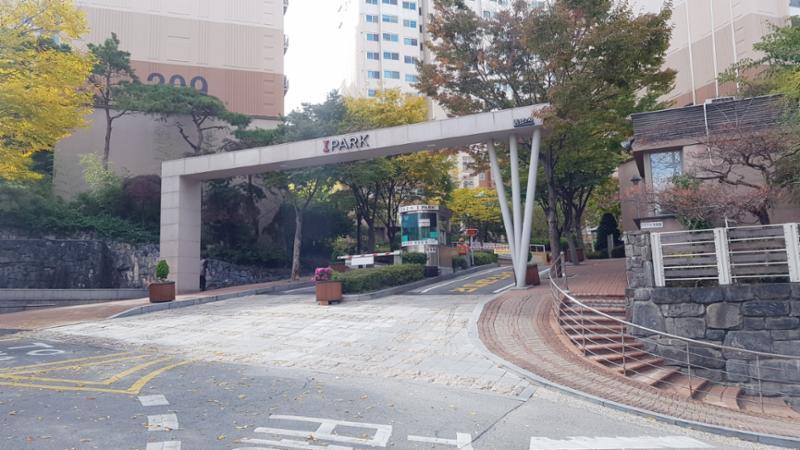 경비초소와 차량 출입차단기가 설치되어 있어 보안이 우수한 종암아이파크2차 정문이에요