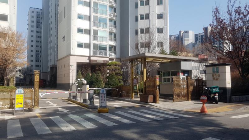역삼래미안의 단지 출입구에요