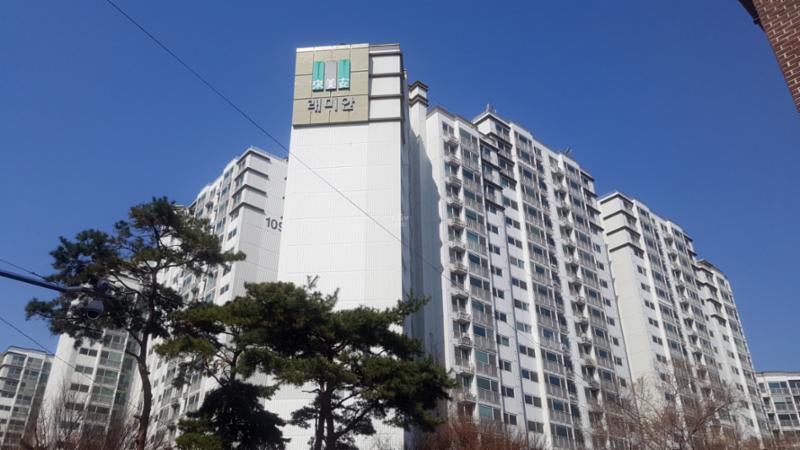 단지만의 특별한 외관 디자인으로 품격있고 고급스러움이 느껴지는 단지 모습이에요