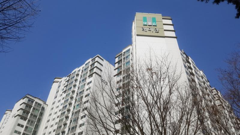 특유의 색채와 디자인이 묻어 있는 단지 전경이에요