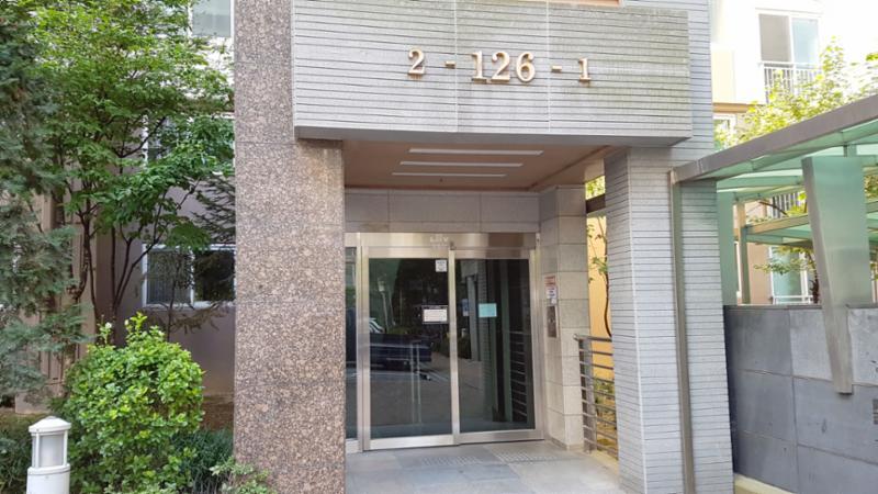 고급스러운 디자인의 공용현관 입구에요