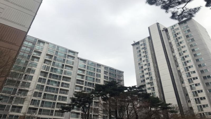 공덕래미안4차아파트의 깔끔하고 세련된 전경사진이에요