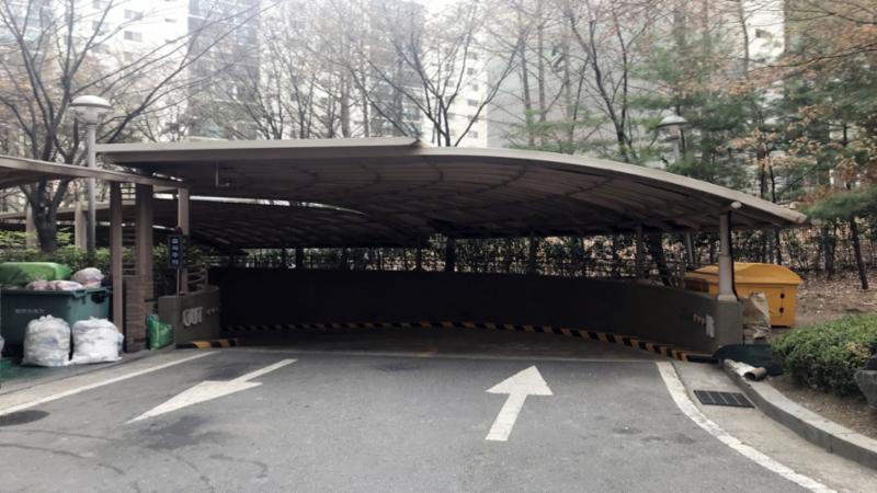 지하로 내려가는 주차장출입구이에요