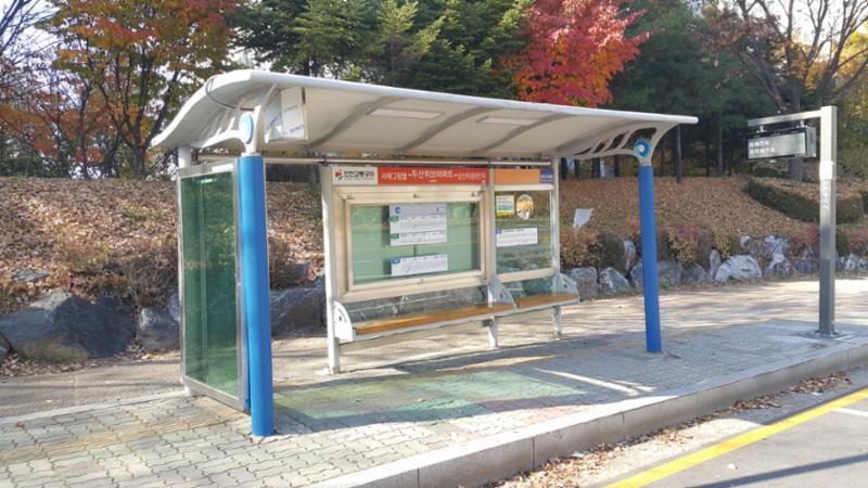 단지 바로 앞에 있는 버스정류장입니다