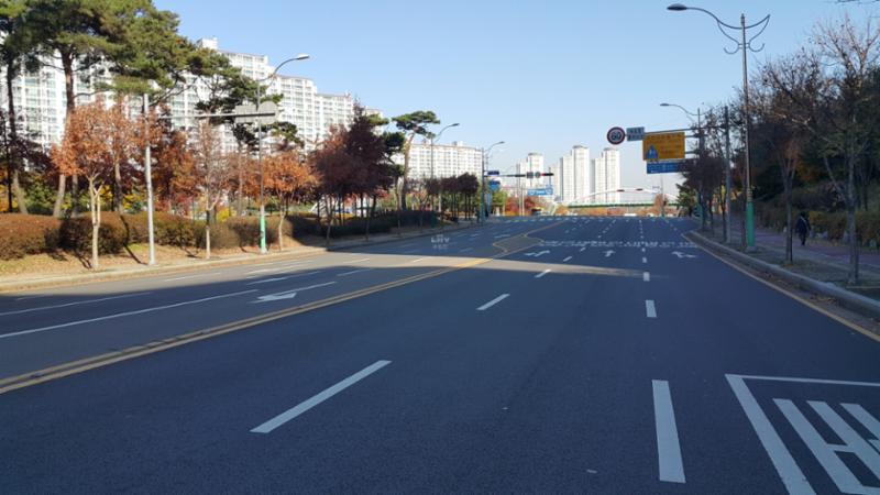 단지와 인접한 왕복 6차로의 굴포로 입니다