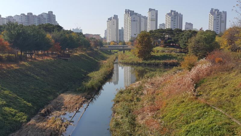 단지와 인접한 굴포천 입니다