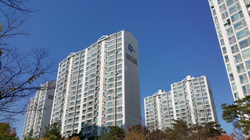 내부에서 바라본 213동 전경 입니다