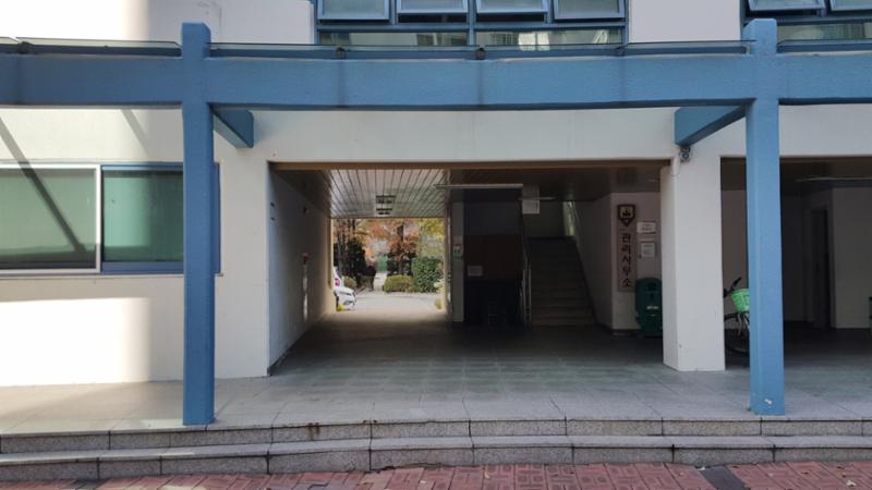 삼산타운2단지두산 단지 내 관리사무실은 입주민이 불편함 없이 단지생활을 할 수 있도록  각종 민원이나 편의를 돕기위해 단지 한쪽에 위치해 있어요