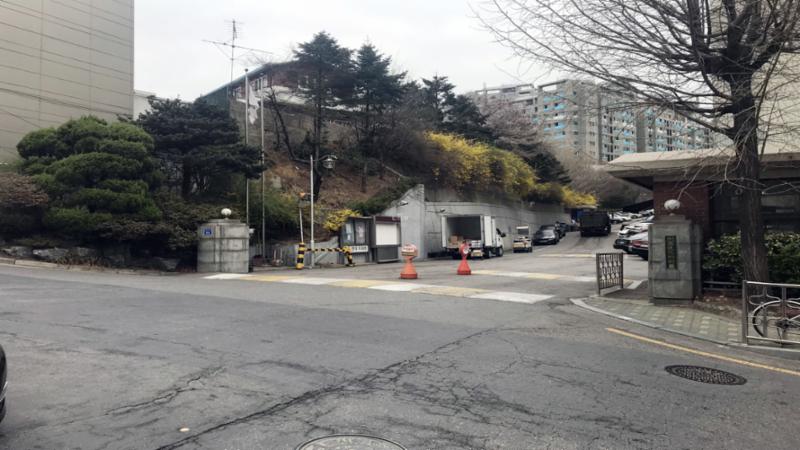 마포현대 아파트의 정문 출입구에요