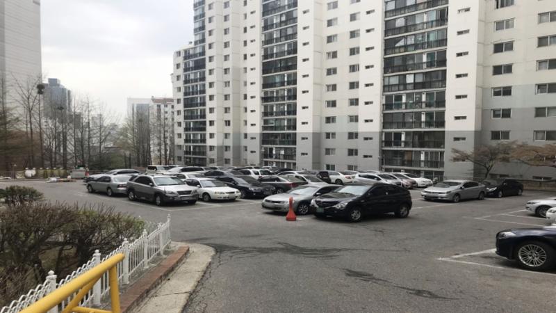 마포현대 아파트의 단지 내 지상주차장이에요