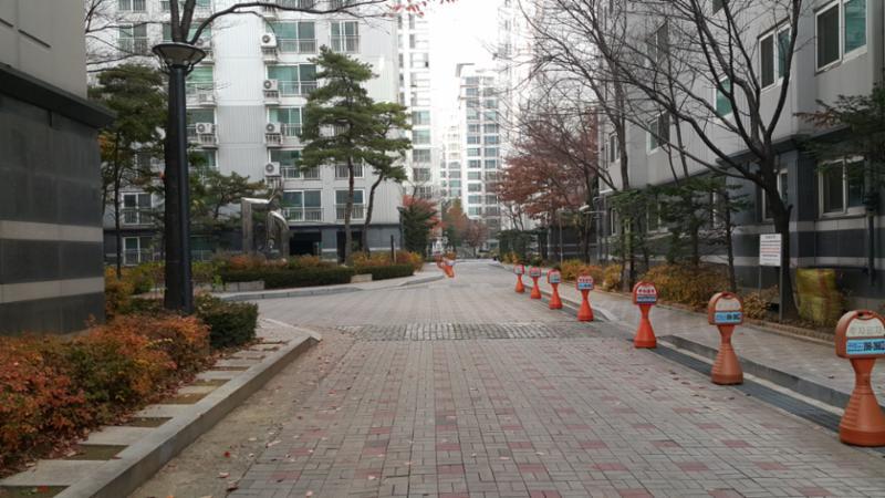 단지 내 현관으로 바로 연결되는 도로입니다