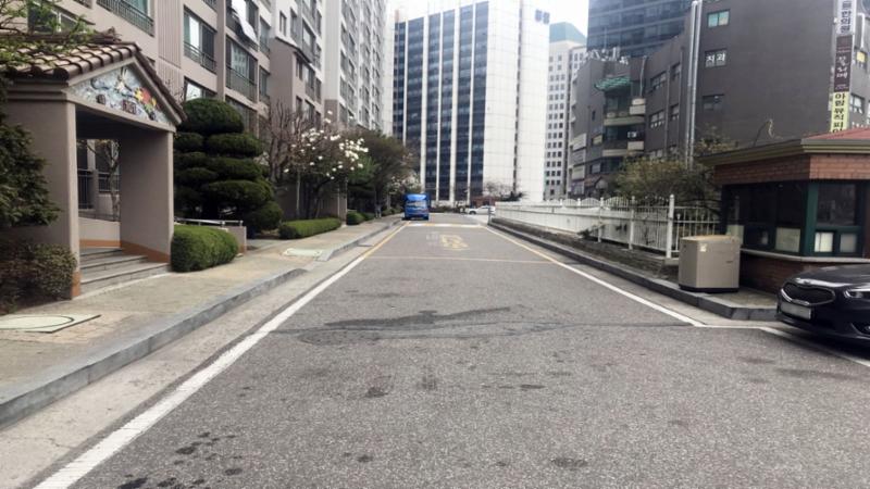 경사진 곳 없이 평평한 보행로를 갖추고 있어요
