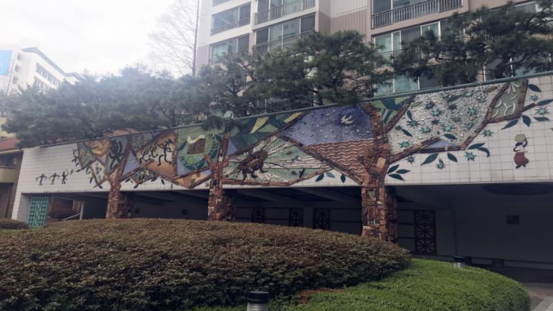 단지 곳곳에 잘 관리된 화단과 다양한 조형물이 갖춰져 있어 보는 재미가 있는 단지 전경이에요