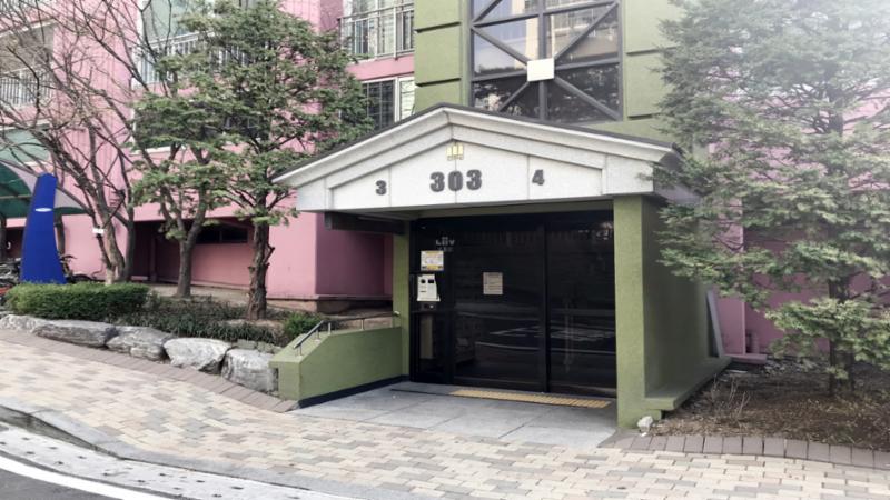 신공덕삼성래미안3차의 303동 1층 공용현관 입구에요