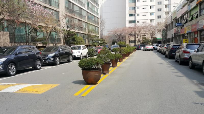 도화현대1차아파트 단지 내 도로입니다
