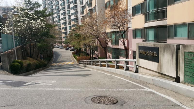 도화현대1차아파트 정문이에요