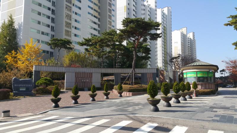 커다란 문주와 비석에 새겨진 로고가 인상적인 진달래효성 아파트 단지정문이에요
