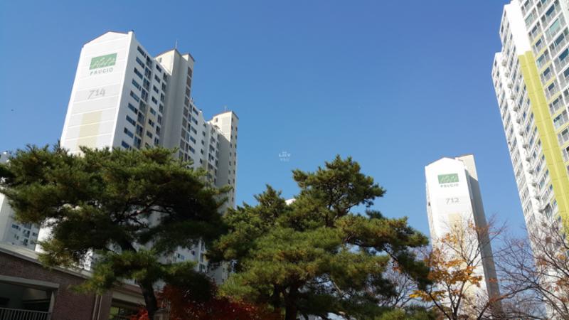 푸르지오만의 색채와 로고가 돋보이는 단지전경 모습이에요