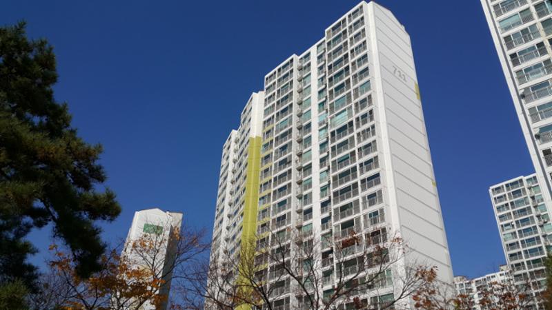 심플한 외관 디자인으로 품격있고 고급스러움이 느껴지는 단지 모습이에요