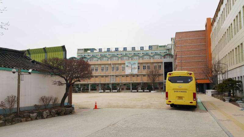 단지와 인접한 곳에 교육시설이 위치하고 있어 대중교통을 이용하지 않고도 편안하게 통학이 가능한 거리로 학생들은 편리하게 다닐수 있어서 좋습니다