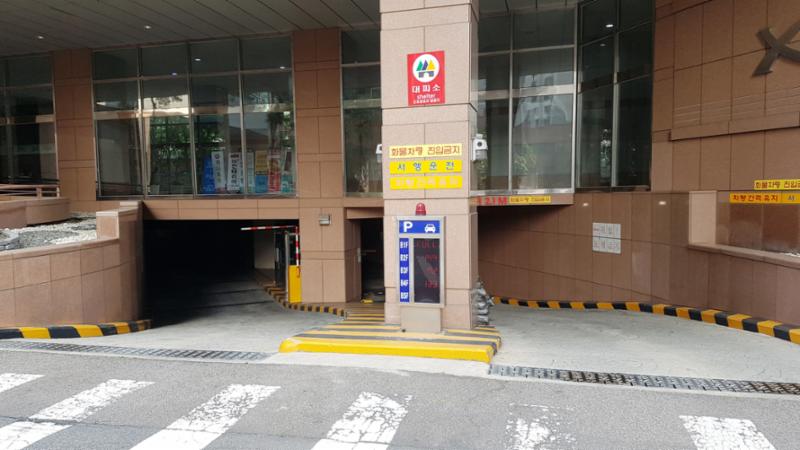 용산파크자이 단지 내 지하주차장 출입구에요