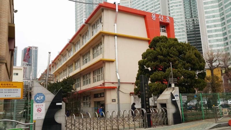 단지에서 배정되는 용산초등학교 입니다