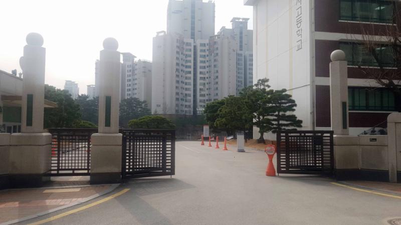 단지 주변에 위치한 진선여중&고등학교입니다