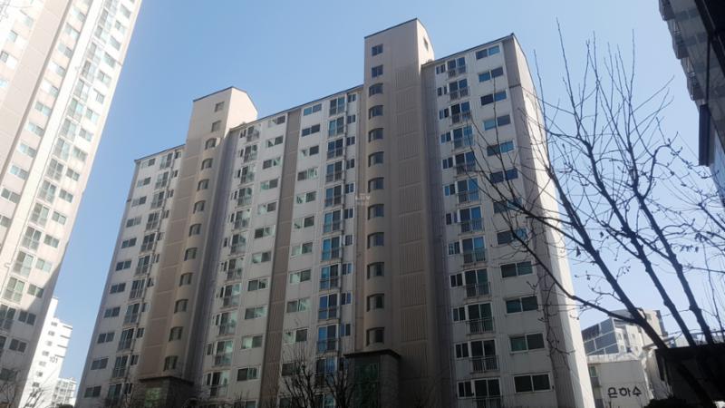 역삼푸르지오의 깔끔하고 세련된 단지 전경이에요