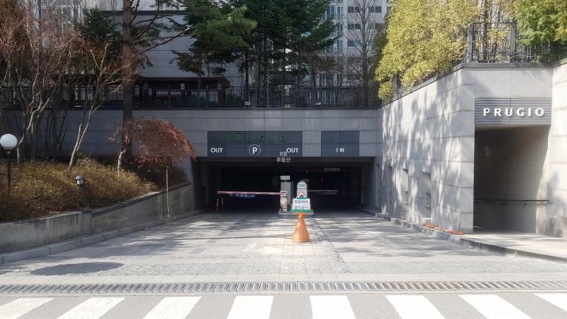 역삼푸르지오의 주차장 출입구에요