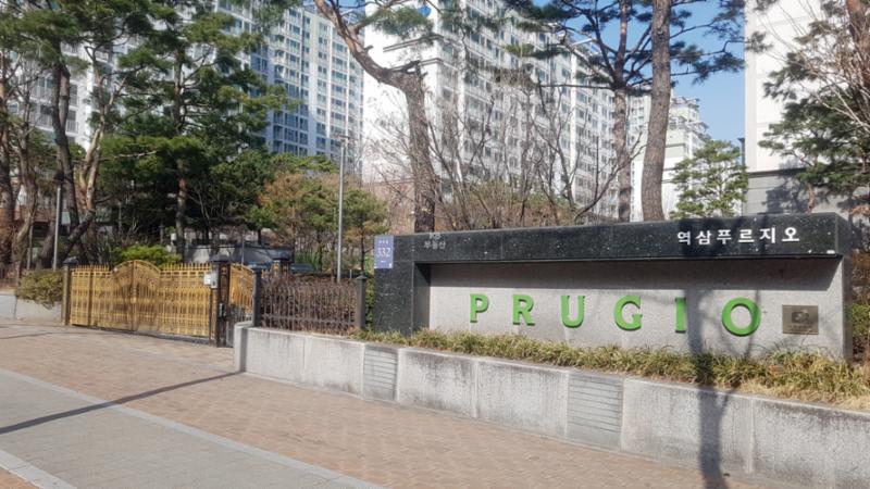 멋스러운 문주가 돋보이는 단지 부출입구에요