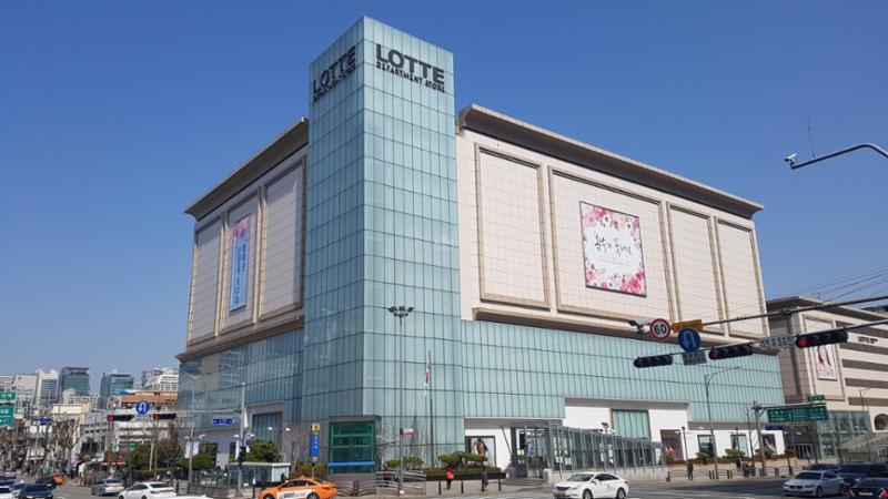 도보 11분 거리에 위치한 롯데백화점입니다
