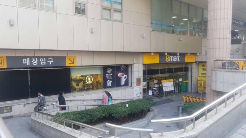도보 5분 거리에 위치한 대형마트로 이용이 편리하고 대형주차장이 함께 설치되어 있어 주말에도 주차 걱정없이 편리하게 이용할 수 있습니다