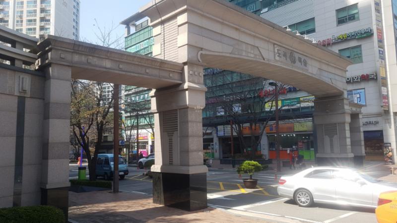 단지의 이미지를 높여주고 아파트 가치를 드높여 주는 멋스러운 대형 문주가 마련된 도곡렉슬 단지 정문이에요