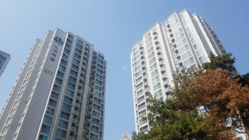 고급스러운 디자인과 차별화된 분위기로 단지의 품격을 한층 더 높이는 도곡렉슬 단지전경 모습이에요