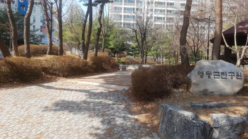 단지 주변으로 근린공원이 위치해 있습니다