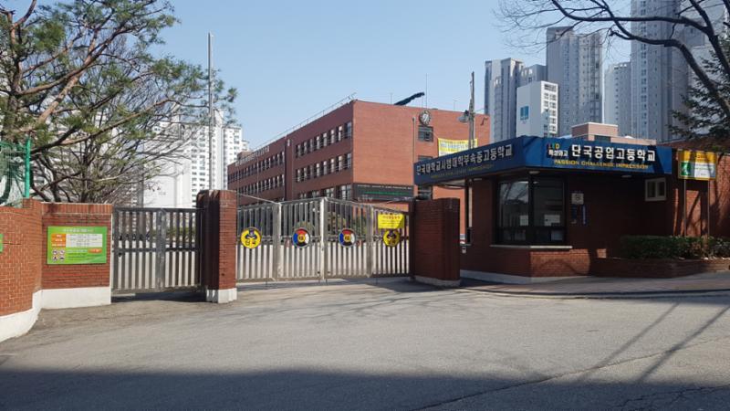 단지와 인접한 곳에 교육시설이 위치하고 있어 대중교통을 이용하지 않고도 편안하게 통학이 가능한 거리로 학생들은 편리하게 다닐수 있어서 좋습니다