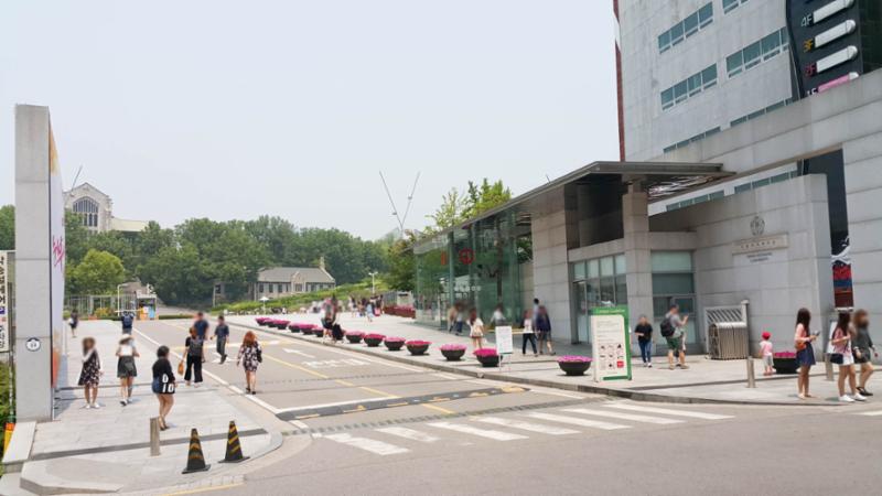 단지 주변에 위치한 이화여자대학교입니다