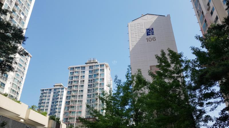 단지만의 특별한 외관 디자인으로 품격 있고 고급스러움이 느껴지는 단지 모습이에요