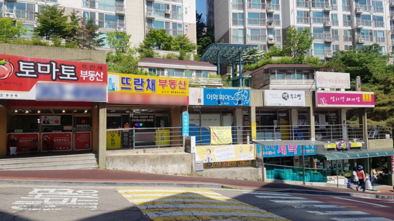단지 내 상가가 배치되어 있고 다양한 업종의 상가들이 입점해 입주민들이 멀리 가지 않아도 편리하게 이용할 수 있도록 신경 쓴 모습이에요