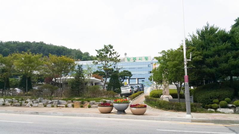 단지 내 관할에 속하는 양주시청으로써 각종 서류발급, 민원을 보다 편안하게 처리 할 수 있는 공공기관으로 보다 편리하게 이용이 가능할 것 같습니다