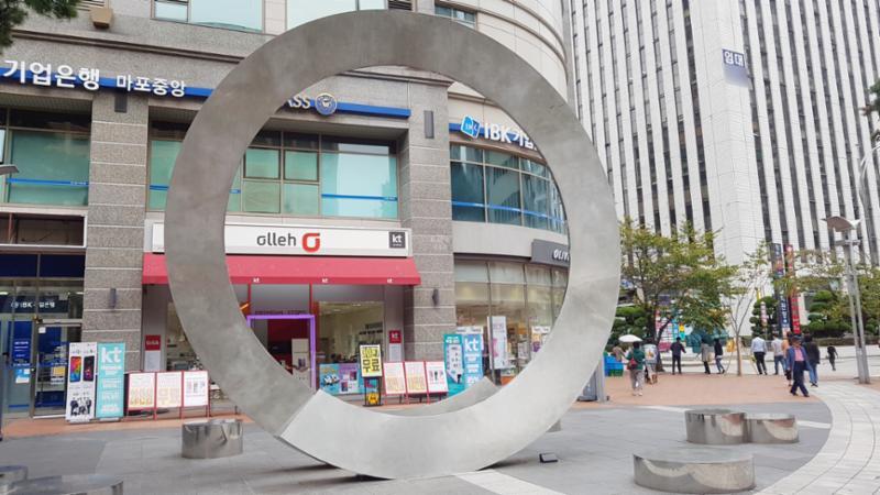 마포트라팰리스 단지 내에 조성된 독특하고 세련된 디자인의 조형물이에요