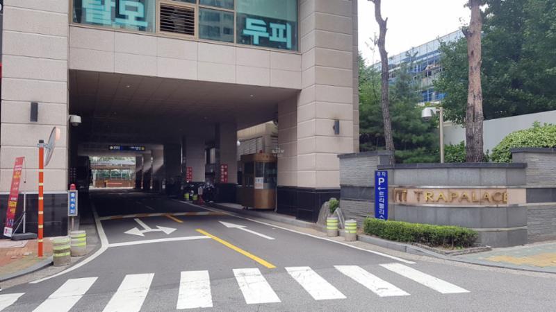 마포트라팰리스의 단지 내 주차장출입구에요