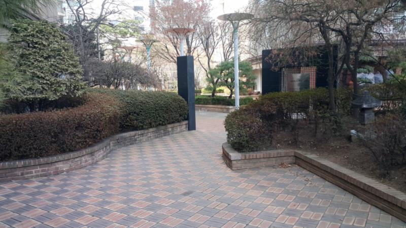 벽돌 타일로 마감된 단지 내 보행로에요