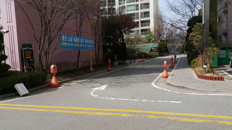 래미안아파트의 정문 출입구에요