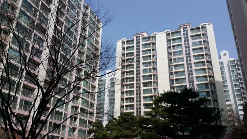 래미안 아파트의 전경 모습이에요
