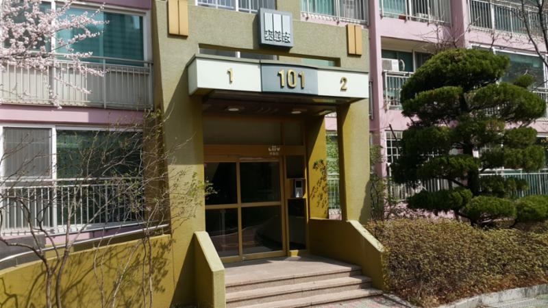 래미안 아파트의 101동 1층 공용현관 입구에요