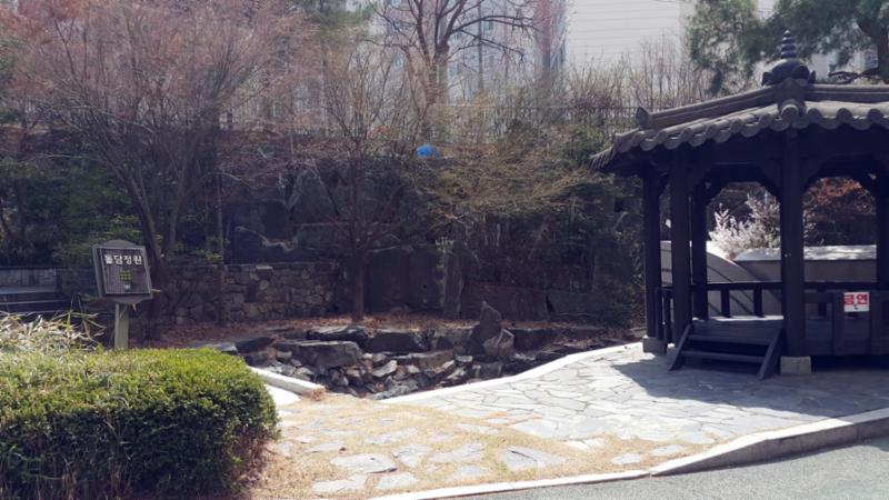 래미안 아파트 단지내에 마련된 주민 쉼터공간이에요
