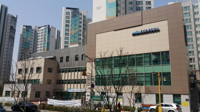 단지 인근에 용강동주민센터가 위치하고 있어 주민들의 민원을 보다 신속하고 편안하게 처리해 줄 수있는 공공기관으로 편리하게 이용이 가능합니다