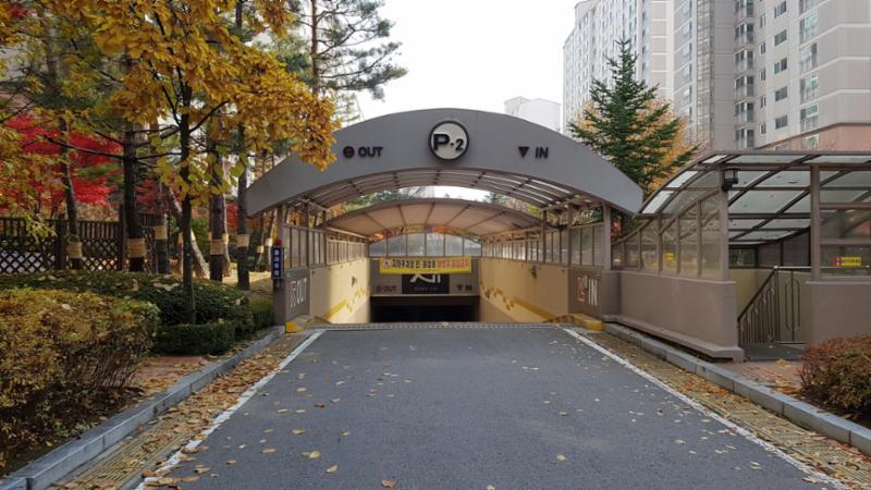 단지 내 주차장 출입구이에요