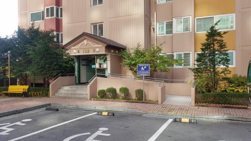 고급스러운 디자인의 공용현관 입구예요